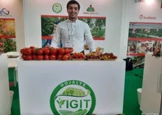 Muhammetaly Gurbangeldiyev di Yigit, azienda che esporta pomodori dal Turkmenistan (Muhammetaly Gurbangeldiyev at Yigit the company exports tomatoes from Turkmenistan).